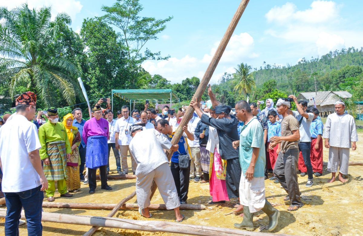 Menjaga Tradisi, PT Timah Tbk Ngujem Tiang Kampung Adat Gebong Memarong di Dusun Air Abik