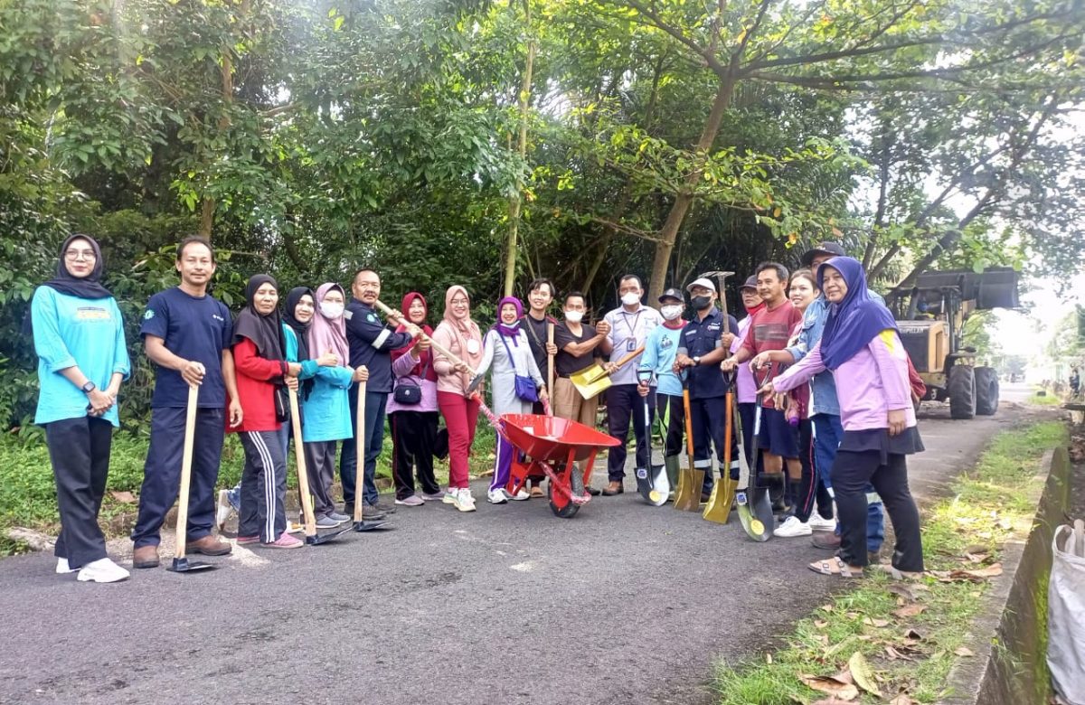 Jaga Kebersihan Lingkungan, PT Timah Serahkan Peralatan Kebersihan untuk Kelurahan Kranggan